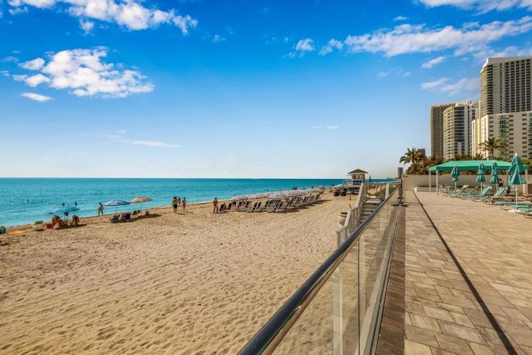 Atlantic Penthouse: Beachfront Luxury with Ocean Views Hollywood Exterior photo